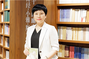 童話：獲獎(jiǎng)作品《南村傳奇》作者：湯素蘭         獲獎(jiǎng)感言　　這部作品由四個(gè)看似獨(dú)立，實(shí)則緊密相聯(lián)的故事組成。這四個(gè)故事分別是“舍身石”“少年與蟒蛇”“狐貍女婿”“丁婆婆”。這些故事是逐漸來(lái)到我的腦子里的。一些微小的種子，在多年前無(wú)意之間種下，多年以后，變成了靈感的火花。我想這就是寫(xiě)作的迷人之處，也是寫(xiě)作的神奇之處。