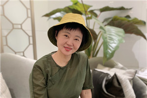 童話：獲獎(jiǎng)作品《小翅膀》作者：周曉楓         獲獎(jiǎng)感言　　此前我只寫(xiě)散文，直到創(chuàng)作自己的第一個(gè)童話《小翅膀》——我偶然而意外地，從散文寫(xiě)作者瞬間變成了兒童文學(xué)作家。這個(gè)過(guò)程，迅速得連我自己都覺(jué)得陌生和詫異。更讓我驚喜的是《小翅膀》受到的鼓勵(lì)，謝謝那些支持我的讀者們。