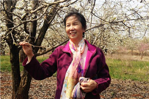 散文：獲獎(jiǎng)作品《好想長(zhǎng)成一棵樹(shù)》作者：湘女         獲獎(jiǎng)感言　　我在湖南湘江邊出生，在云南紅河邊長(zhǎng)大。我生活的這個(gè)地方位于云南南部哀牢山區(qū)，全名叫“紅河哈尼族彝族自治州”。在我的成長(zhǎng)歷程中，所有對(duì)于生命、生活及至對(duì)于人生的啟迪，都源自這片自然純粹、萬(wàn)物有靈的土地。我在這里聆聽(tīng)花開(kāi)花落，在這里遙看日出日落；我在哀牢山間穿行，認(rèn)識(shí)著無(wú)邊無(wú)際的樹(shù)……