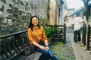 青年作者短篇佳作獎(jiǎng)：獲獎(jiǎng)作品《坐在石階上嘆氣的怪小孩》作者：徐瑾         獲獎(jiǎng)感言　　我小時(shí)候很容易覺(jué)得委屈，上一刻還在快樂(lè)地追雞抓魚(yú)，下一刻又托著下巴唉聲嘆氣起來(lái)，被外人瞧見(jiàn)，多少覺(jué)得我有點(diǎn)“怪”，好事者還會(huì)指導(dǎo)一番，“你個(gè)小丫頭老嘆什么氣？小孩子要活潑點(diǎn)。”每到這時(shí)候，我心里那些哼哼唧唧小人們，立刻會(huì)叉腰哇哇大合唱，“憑什么小孩子就不能有嘆氣，憑什么！”