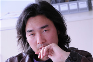 小說(shuō)：獲獎(jiǎng)作品《逐光的孩子》作者：舒輝波         獲獎(jiǎng)感言　　我們都是這個(gè)時(shí)代洪流中的一滴水，有時(shí)代的體溫、節(jié)律和氣象，我們還要是屬于自己的那一滴水，不合眾囂，獨(dú)具我見(jiàn)。寫(xiě)作時(shí)，影響無(wú)處不在，要在眾聲喧嘩之中尋找自己的腔調(diào)，不重復(fù)別人，更不重復(fù)自己，在不可能之中尋得可能。