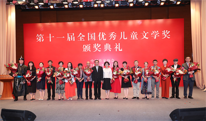 鐵凝、張宏森與獲獎(jiǎng)作家合影