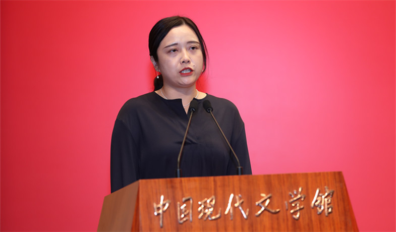 徐瑾代表散文、科幻文學(xué)、青年作者短篇佳作獎(jiǎng)獲獎(jiǎng)?wù)咧麓疝o