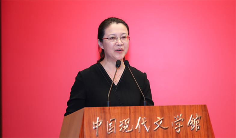 評(píng)委李利芳宣讀獲獎(jiǎng)散文、科幻文學(xué)、青年作者短篇佳作獎(jiǎng)作品授獎(jiǎng)辭