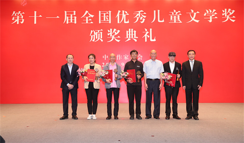 張宏森、海飛、朱自強(qiáng)為小說(shuō)獲獎(jiǎng)作家頒獎(jiǎng)