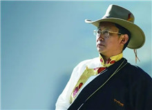 【阿　來(lái)】	張學(xué)昕丨《阿來(lái)的意義》；	梁　海丨《重讀<塵埃落定>：從“傻子”的形象說(shuō)開(kāi)去》。