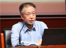 陳曉明：“紅色寫作”的藝術(shù)性思考　　小說在藝術(shù)上最顯著的特點是情節(jié)處理上的緊張性與緊湊性，這種諜戰(zhàn)敘事的寫作并非易事。[詳細(xì)]