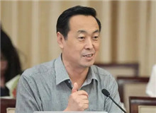 白燁：獨辟蹊徑的紅色書寫　　鋪陳奇崛的故事情節(jié)，點染復(fù)雜的世態(tài)人情，使得作品既以真實而傳奇的故事引人入勝，又以人物性情的細(xì)致刻畫人性隱秘。[詳細(xì)]