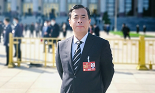 全國政協(xié)委員，中國作協(xié)主席團(tuán)委員，遼寧省作協(xié)黨組書記、主席滕貞甫