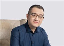 遠(yuǎn)瞳：網(wǎng)絡(luò)是浮躁的，但網(wǎng)絡(luò)文學(xué)不是能夠成功走下來的作者，也在從浮躁轉(zhuǎn)向沉穩(wěn)，“穩(wěn)”是讓我們能在這條路上長遠(yuǎn)走下去的基礎(chǔ)……[詳細(xì)]