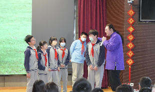 作家黑鶴在上?；羯綄W(xué)校授課