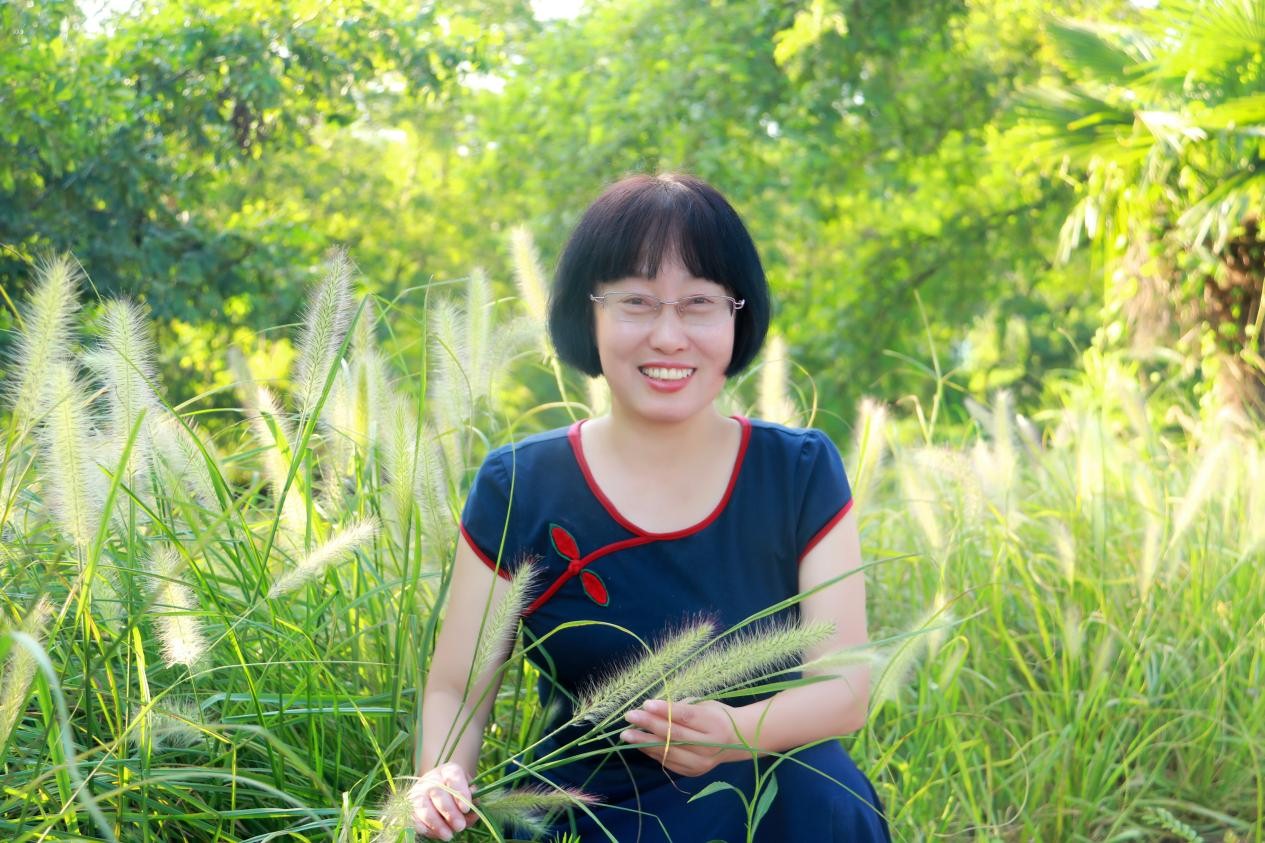 毛蘆蘆，浙江省作家協(xié)會(huì)兒童文學(xué)創(chuàng)作委員會(huì)副主任，六次獲得冰心兒童文學(xué)獎(jiǎng)。