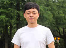 楊慶祥：李鳳群的寫(xiě)作有國(guó)際視野　　《月下》為我們展現(xiàn)普通的女性，她們有著內(nèi)在的生命意志，她們的精神有著復(fù)雜的維度。[詳細(xì)]