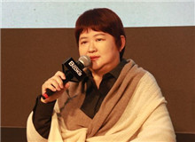 何向陽(yáng)：《月下》是李鳳群的驚艷之作　　李鳳群將小說(shuō)人物層層剝蝕，層層反芻，向我們道出現(xiàn)代女性生活中的罪與罰。[詳細(xì)]