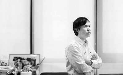 吳冠英，祖籍廣東中山，1955年生于廣西南寧，2022年去世。1982年畢業(yè)于中央工藝美術學院（今清華大學美術學院）裝潢美術系，留校任教，2005年參與建立清華大學美術學院信息藝術設計系，開設動畫設計專業(yè)。著有《動畫美術設計》《童趣二十四節(jié)氣》等，以及連環(huán)畫作品《帶閣樓的房子》《邦斯舅舅》《古都》等。圖片由作者提供