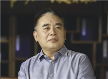 王躍文：我用老百姓的語(yǔ)言寫老百姓的生活　　我的文學(xué)語(yǔ)言的來(lái)處，一個(gè)就是我們自己的本民族的文學(xué)經(jīng)典，再就是當(dāng)?shù)乩习傩盏恼Z(yǔ)言……[詳細(xì)]