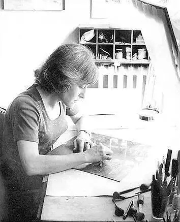 圖為吉賽爾創(chuàng)作銅版畫的情形。貝特朗在接受研究者訪談時(shí)，認(rèn)同策蘭受到吉賽爾的激發(fā)，同時(shí)指出這種激發(fā)不僅僅指來自作品的激發(fā)，“他看到她創(chuàng)作的場景，她的姿勢、酸、腐蝕，所有這一切，像酸腐蝕銅版一樣腐蝕著策蘭的精神?！? /></p>
<p style=