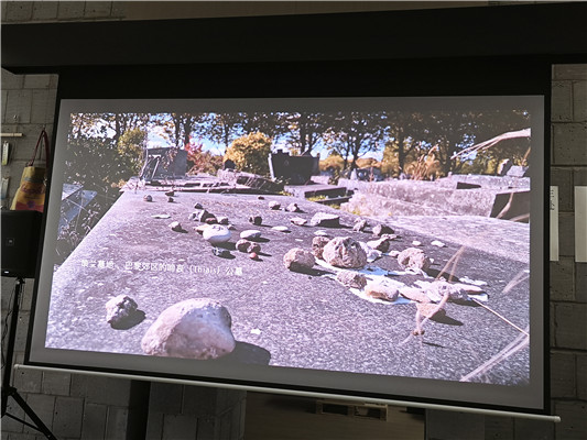 1970年4月19日到20日的夜里，策蘭自投塞納河。他的遺體直到5月1日才在下游被找到。如今，策蘭與妻子吉賽爾一同葬在巴黎郊區(qū)的啼哀公墓，身邊躺著他們早夭的長子佛朗索瓦，墓碑上擺滿了祭奠者遺贈(zèng)的小石頭，這是猶太人的一個(gè)習(xí)俗，他們?nèi)グ菁浪勒邥r(shí)不放鮮花、蔬果一類易腐的東西，而會(huì)選擇堅(jiān)固持久的石頭。