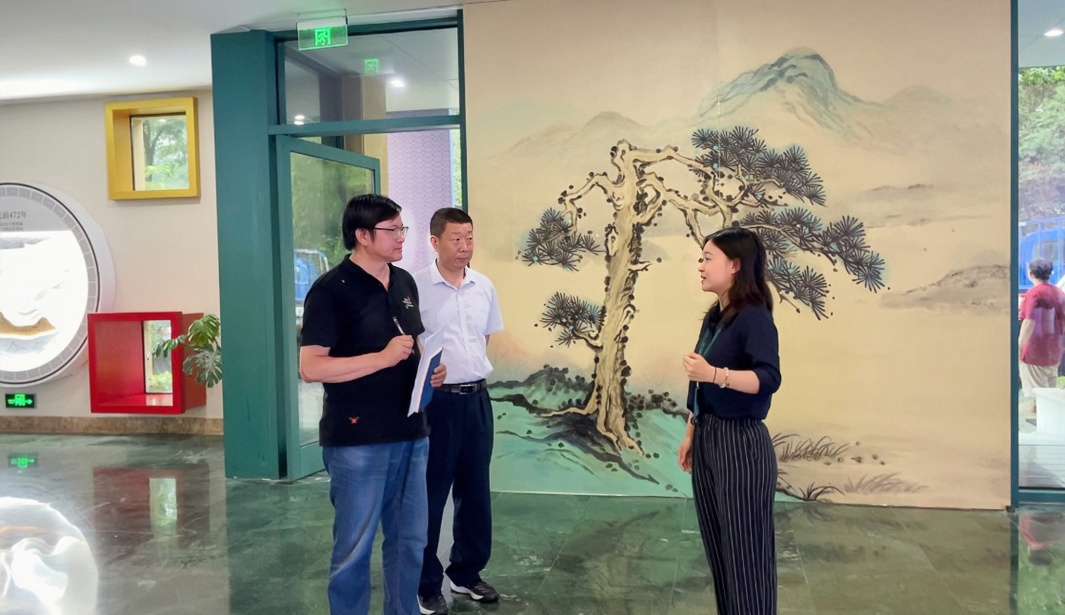 “中國一日”大型文學(xué)實(shí)踐活動走進(jìn)南京“世界文學(xué)客廳”。（左起：作家曹峰峻、省作協(xié)聯(lián)絡(luò)部潘劍、文學(xué)客廳專職文史宣傳員萬梓葉）