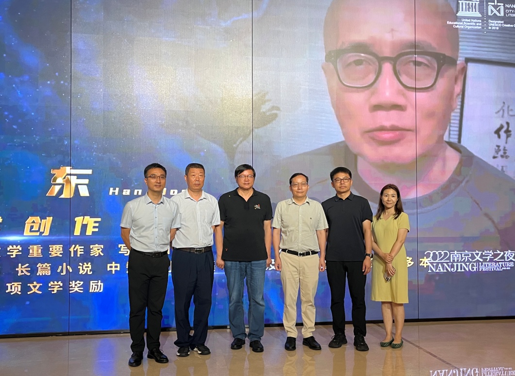 合影留念（右起：向南星、匡軍、聞一武、曹峰峻、潘劍、陳恒?。?></p> 
 <p style=