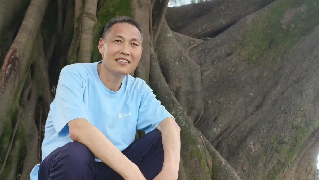 陳年喜，生于一九七〇年，陜西省丹鳳縣人。高中畢業(yè)后曾從事礦山爆破工作十六年，期間堅(jiān)持在空炸藥箱上、在巖石上、在床鋪上記錄驚心動(dòng)魄的井下人生。二〇一五年因頸椎受損離開爆破崗位，后在貴州旅游公司從事文案工作，又到北京皮村的工友之家做義工。二〇二〇年因確診患?jí)m肺病，離職回鄉(xiāng)休養(yǎng)。已出版《微塵》《炸裂志》《活著就是沖天一喊》等著作，獲第一屆桂冠工人詩(shī)人獎(jiǎng)，入選《南方人物周刊》“2021魅力人物·100張中國(guó)臉”評(píng)選。