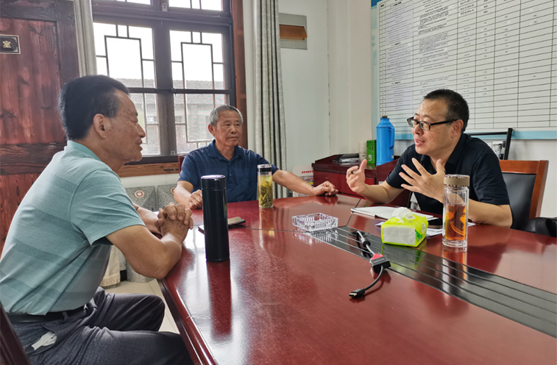 采訪當(dāng)年參與發(fā)現(xiàn)、守護(hù)遺址的村民萬(wàn)傳倉(cāng)、程年倉(cāng)