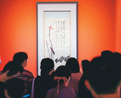 　觀眾在展覽上欣賞名家名作。 　　北京民生現(xiàn)代美術(shù)館供圖