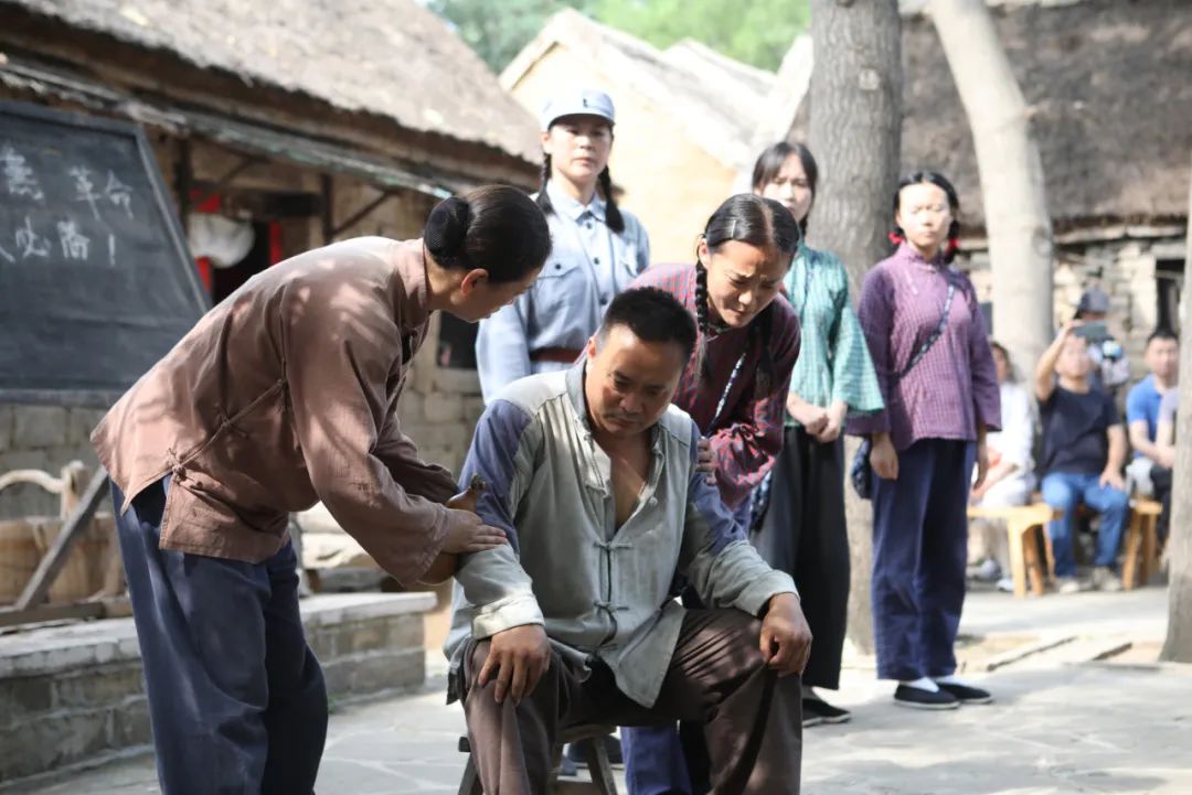 作家們觀看“跟著共產(chǎn)黨走”“婦救會(huì)”等再現(xiàn)當(dāng)年沂蒙人民支前場(chǎng)景的情景教學(xué)