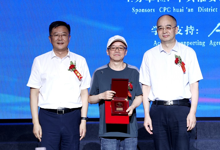 中國(guó)作家協(xié)會(huì)黨組成員、副主席、書(shū)記處書(shū)記吳義勤，中共淮安市委常委、宣傳部部長(zhǎng)李森為葉舟頒獎(jiǎng)