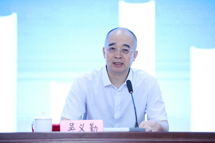 中國(guó)作協(xié)黨組成員、副主席、中國(guó)作家出版集團(tuán)管委會(huì)主任吳義勤出席開(kāi)幕式并講話