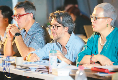 　讓·貝洛里尼（中）與其他主創(chuàng)人員在劇場彩排。 　　本文配圖由央華戲劇提供