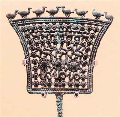 　戰(zhàn)國(guó)動(dòng)物紋銅牌飾，茂縣羌族博物館藏。