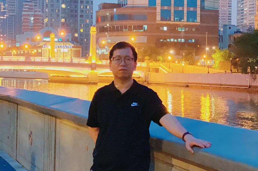 張象：一九八四年生于山西，本名張偉，魯迅文學院第四十二屆高研班學員，山西文學院第七屆簽約作家。曾在《青年文學》《上海文學》《山西文學》《西湖》等刊發(fā)表小說，出版有《一混五六年》《你高興就好》等作品。有小說入選高中語文試卷。