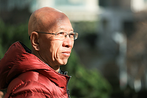 獲獎作品：《雪山大地》作者：楊志軍         獲獎感言　　我喜歡一邊審視自己一邊走路，因?yàn)閷徱晻屪约鹤兊们逍?，變得謙虛——說真的，在文學(xué)面前，在許許多多前輩和同輩作家詩人成績斐然的創(chuàng)作面前，任何一個寫作者都沒有驕傲的資格，更何況是常常不滿意自己的我呢。我一貫的做法是，在勇于否定自己、糾正自己的過程中，豐富自己，強(qiáng)調(diào)自己，所以每每都有從零開始的感覺。