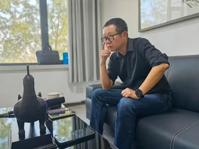 劉慈欣在陽(yáng)泉接受記者采訪(fǎng)。新華社記者 孫亮全 攝