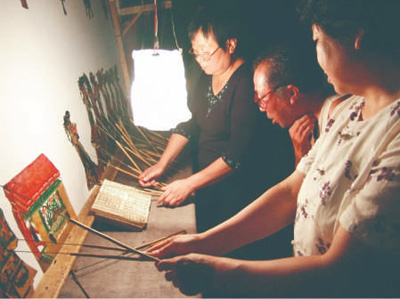 　劇團演員在幕后操作皮影。 　　以上圖片均為孫福軍提供 　　制圖：趙偲汝