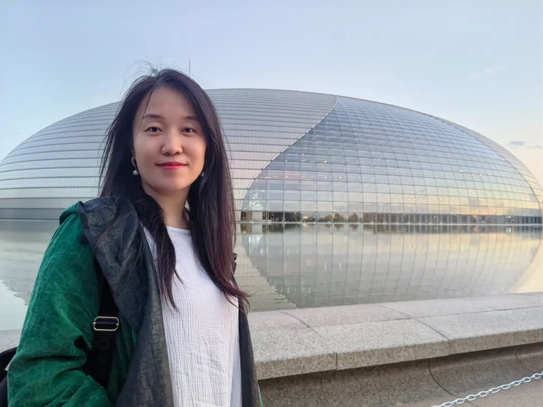 劉國欣，陜北人，中國作家協(xié)會會員，陜西師范大學(xué)文學(xué)院教師。作品見于《鐘山》《花城》《清明》等刊。出版有小說集《供詞》《城客》《夜茫茫》，散文隨筆集《次第生活》《黑白：永恒的沙漠之渴》等。