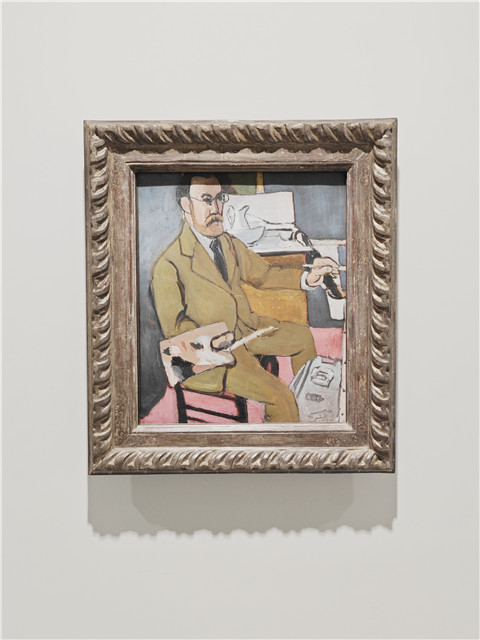 馬蒂斯油畫(huà)自畫(huà)像。這幅自畫(huà)像反映了馬蒂斯當(dāng)時(shí)的心境。他手拿畫(huà)筆和調(diào)色盤(pán)，調(diào)色盤(pán)上有一塊明顯的黑色顏料。他的旅行箱放在畫(huà)架下面，似乎暗示著旅行的狀態(tài)。這位初到尼斯的藝術(shù)家臉上嚴(yán)肅的神情透露出一絲不確定性。馬蒂斯借助尼斯旅館房中衣柜鏡子的反射來(lái)創(chuàng)作肖像，因此畫(huà)中的他是左撇子，實(shí)際上他慣用右手，或許這也是他發(fā)現(xiàn)自己另一面的一種方式。