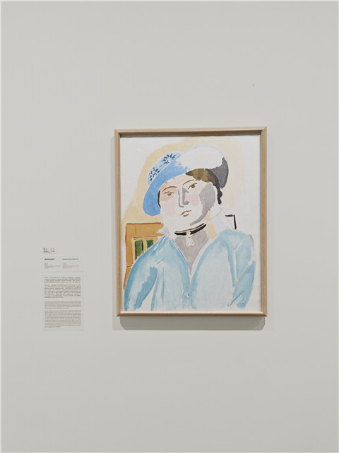 馬蒂斯《戴皮帽的瑪格麗特》。馬蒂斯用藍(lán)色、粉紫色和黃色渲染出瑪格麗特輕盈的面容，畫(huà)面中并置的色塊周?chē)鷽](méi)有任何線條勾勒，未著色的區(qū)域完全留白。這幅飽含情感的肖像，雖寥寥數(shù)筆卻捕捉到了人物的神韻，因?yàn)樗ㄟ^(guò)色彩構(gòu)建的柔和氛圍緩和了瑪格麗特憂郁的神情?，敻覃愄匾蛲杲邮芎粑朗中g(shù)而留下了傷疤，不得不經(jīng)常以配飾遮掩。我們從這幅畫(huà)作溫柔的氛圍中可以感受到父親對(duì)女兒深沉的憐愛(ài)。