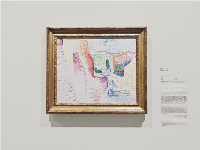 馬蒂斯《科利尤爾，太陽(yáng)街》。馬蒂斯在科利尤爾可以俯瞰阿瓦爾港海灘的地點(diǎn)畫(huà)下了這幅作品，畫(huà)家通過(guò)色彩構(gòu)建風(fēng)景，表現(xiàn)了科利尤爾在夏季陽(yáng)光照射下的飽和色彩，房子是粉色，百葉窗是藍(lán)色，屋頂覆蓋著橙色的瓦片，富有變化的藍(lán)鋪就石板路，天空是近乎透明的藍(lán)，山脊則是位于遠(yuǎn)處的粉紅。經(jīng)過(guò)此前對(duì)點(diǎn)彩派風(fēng)格的嘗試之后，馬蒂斯意識(shí)到留白可以使純色并置，創(chuàng)造空間，并將它們組織起來(lái)。在這幅作品中，正是色彩而非線條構(gòu)建了整幅畫(huà)作。沒(méi)有畫(huà)出的海灘以及筆觸之間的大量空白傳達(dá)出未完成感，令人耳目一新?！犊评葼?，太陽(yáng)街》因此被視為一幅革命性的作品，它具有水彩的輕盈感，開(kāi)辟了繪畫(huà)的新方法，為幻想、光芒和“寂靜”提供了同等空間。