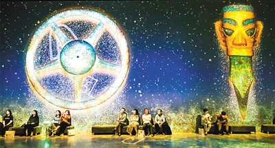 觀眾沉浸在三星堆的光影世界中。