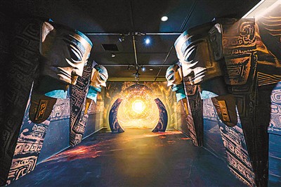 光影展仿制三星堆戴金面罩人頭像，表現(xiàn)三星堆文化里的太陽崇拜。 　　中國對(duì)外文化集團(tuán)供圖