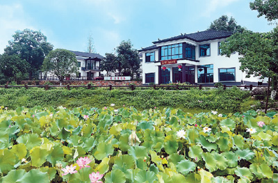 　立波書屋和周立波故居皆坐落于清溪村荷塘邊，引來了慕名前來的參觀者來此休憩、讀書。今年以來，立波書屋的經(jīng)營者卜雪斌夫婦延長了營業(yè)時間，每天推遲到晚上9點半才打烊。