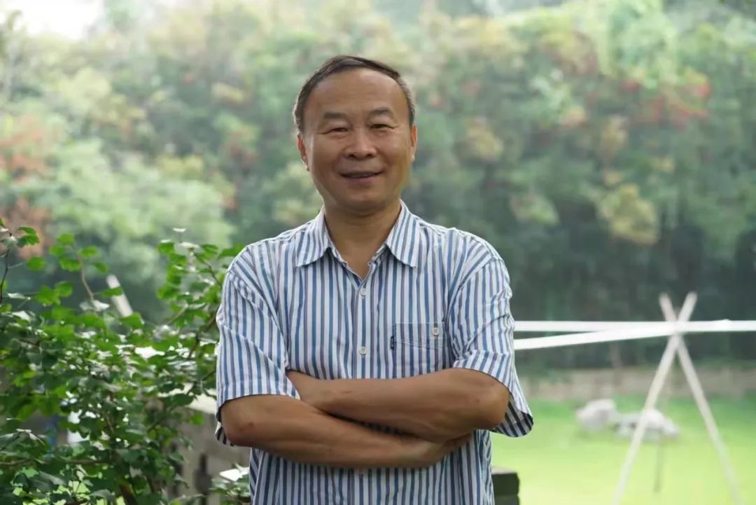 許晨，中國作家協(xié)會會員，中國報告文學(xué)學(xué)會理事，山東省作協(xié)原副主席，青島市作協(xié)名譽(yù)主席。出版有《人生大舞臺——“樣板戲”啟示錄》《琴聲如訴》《山海閩東》，以及海洋紀(jì)實三部曲《第四極：中國蛟龍?zhí)柼魬?zhàn)深?！贰兑粋€男人的海洋》《耕海探洋》等多部報告文學(xué)和散文集，被譽(yù)為“海洋作家”。榮獲第七屆魯迅文學(xué)獎、第五屆冰心散文獎、第三屆中國工業(yè)文學(xué)大賽一等獎等獎項。