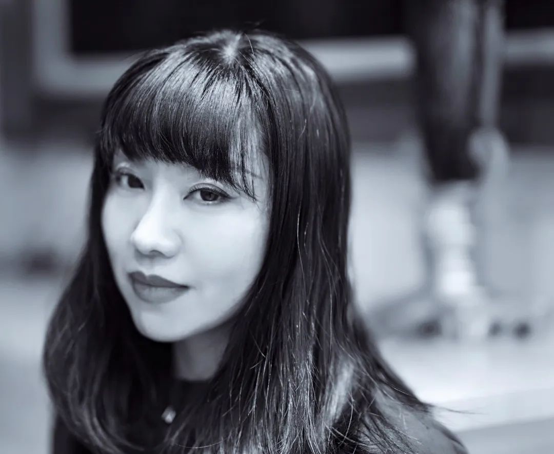 周潔茹，1976年出生于江蘇常州。出版長篇小說《小妖的網(wǎng)》《中國娃娃》，小說集《你疼嗎》《香港公園》等。現(xiàn)為浙江傳媒學(xué)院駐校作家。