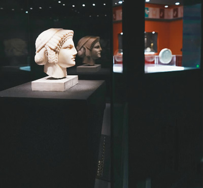 這次展覽共展出127件/套文物。  　?。ㄖ袊?guó)文物交流中心供圖）