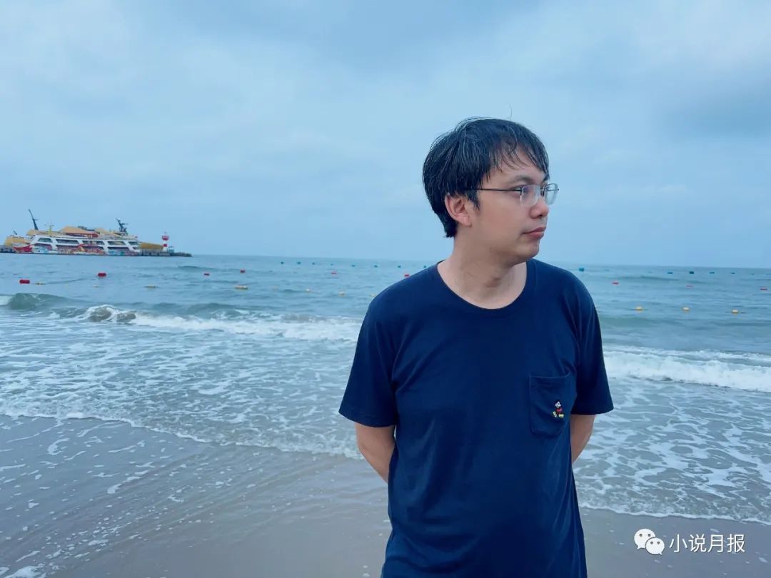 黃平，畢業(yè)于中國(guó)人民大學(xué)文學(xué)院,現(xiàn)為華東師范大學(xué)中國(guó)創(chuàng)意寫(xiě)作研究院副院長(zhǎng)、教授，中國(guó)大學(xué)創(chuàng)意寫(xiě)作聯(lián)盟秘書(shū)長(zhǎng)。從事當(dāng)代文學(xué)評(píng)論與創(chuàng)作，在《中國(guó)作家》《上海文學(xué)》《大家》《作家》等刊物發(fā)表短篇小說(shuō)若干，有作品被《小說(shuō)月報(bào)》《長(zhǎng)江文藝·好小說(shuō)》選載，出版有《出東北記》等著作，曾獲唐弢文學(xué)獎(jiǎng)等獎(jiǎng)項(xiàng)。