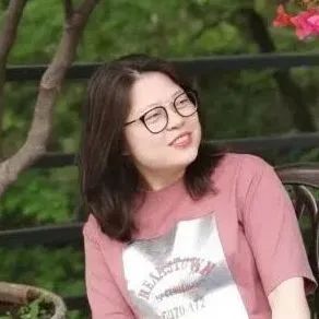 本期主持人：  徐海玉，朝鮮族，黑龍江人。北京語言大學(xué)對外漢語碩士，中央民族大學(xué)朝鮮語言文學(xué)專業(yè)博士（在讀）。曾任對外漢語教師，現(xiàn)任《民族文學(xué)》（朝鮮文版、漢文版）副編審，譯作有《人生那么長，停一下又何妨》（中信出版社）等。