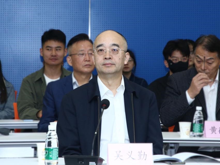 中國作協(xié)黨組成員、副主席吳義勤出席論壇并致辭