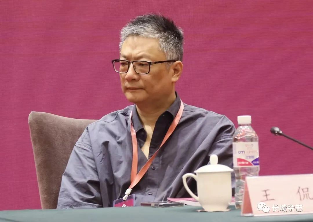 王侃，浙江東陽人，文學(xué)博士，杭州師范大學(xué)人文學(xué)院教授。主要研究領(lǐng)域為中國現(xiàn)當(dāng)代文學(xué)史、中國當(dāng)代文學(xué)批評、中國電影等。在各類學(xué)術(shù)期刊發(fā)表學(xué)術(shù)論文百余篇，出版有《詩與思的維度》《敘事門與修辭術(shù)》《時見疏星渡河漢》等著作十余部。曾獲第三屆唐弢青年文學(xué)研究獎、第五屆中國當(dāng)代文學(xué)優(yōu)秀批評家獎。